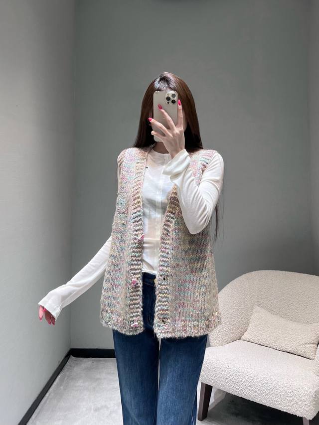 Chan*1 2025手工坊成衣系列 彩色马甲独家首单。采用多彩杂色针织面料，呈现出柔和又富有层次的视觉效果，每一针都透着精致工艺。经典V领设计搭配别致的纽扣，