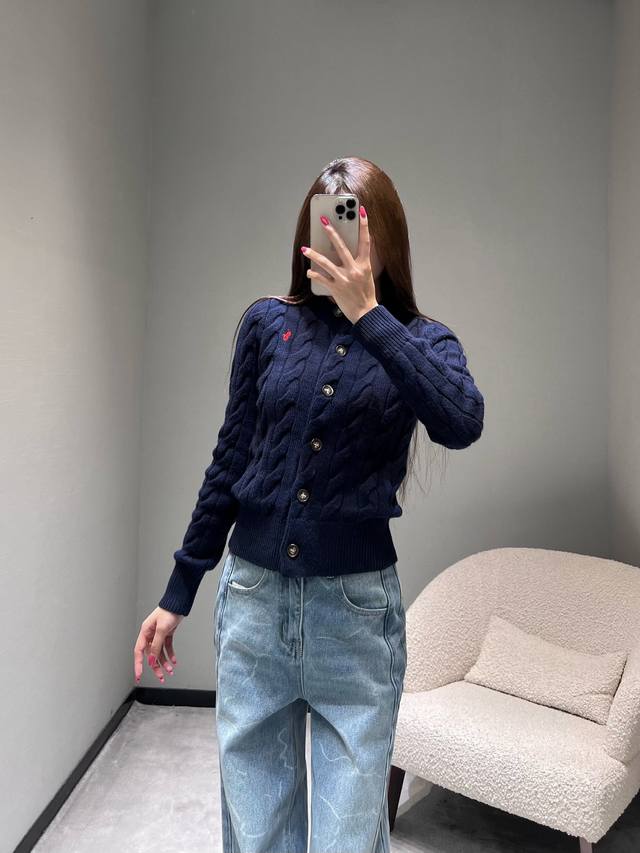 Ralph Laur** 2025Fw秋冬新品系列拉夫劳* V领绞花毛衣开衫绞花开衫真的是拉夫家经典永不过时的款式，原版购入，定制Yb羊毛混纺，面料细腻柔软，慢