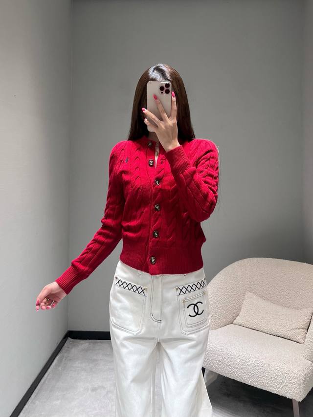 Ralph Laur** 2025Fw秋冬新品系列拉夫劳* V领绞花毛衣开衫绞花开衫真的是拉夫家经典永不过时的款式，原版购入，定制Yb羊毛混纺，面料细腻柔软，慢