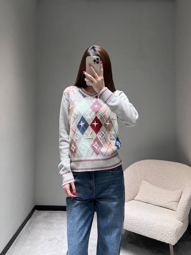Loui S**Vitt*On 2025Fw秋冬首发新品 菱格毛衣独家首发，采用细腻的针织面料，胸前铺满多彩菱格图案，点缀着标志性Logo！星形与菱形元素，通过