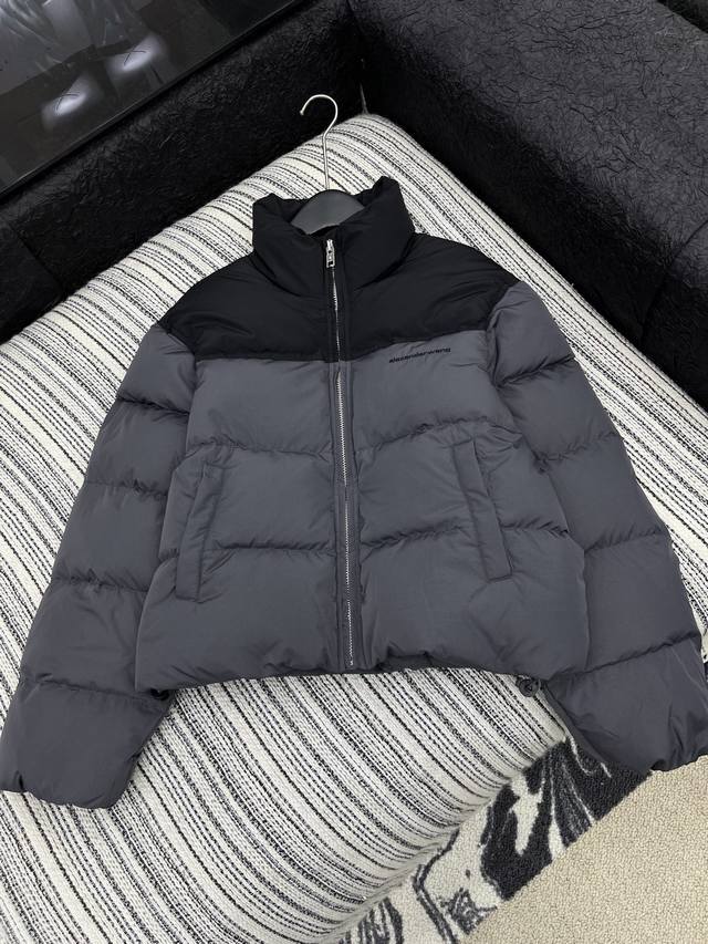 爆款现货 原版定制 Alex*｜2025新品撞色立领羽绒服外套 定制Yb进口材质，其工艺还原，白鸭绒填充内里，整件轻盈保暖，躯干采用横格压纹，叠加订制拉链，设计