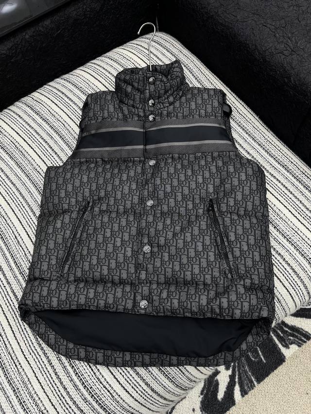 爆款现货 原单品质 Dio*｜25新款立领老花马甲外套 爆单系列款 气质女神必入 撞色字母印花装饰 满满的高级感 经典剪裁 宽松版型实用百搭 拉长身材比例 实力