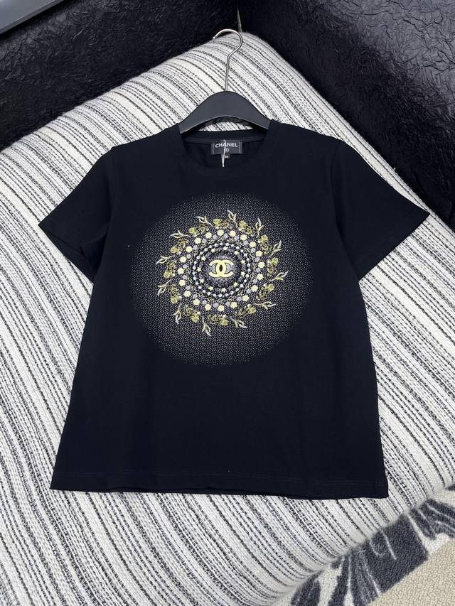 爆款现货 原单品质 Chane*｜2025新品短袖T 修身设计 饰以高品质印花工艺 清雅脱俗 减龄柔美 一件成衣工艺繁琐耗时 呈现品质单品 上身洋气时髦 颜色清