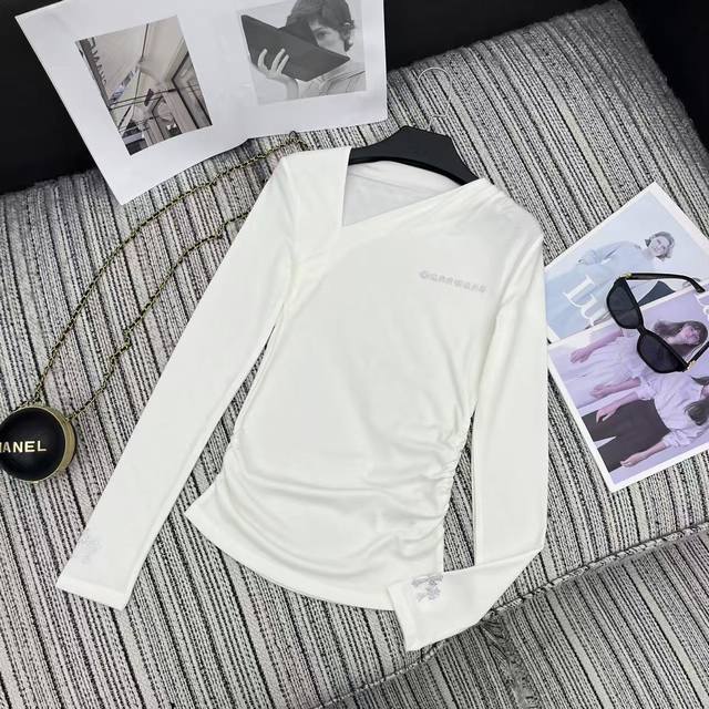 强烈推荐 25年早秋系列 克罗心新款烫钻字母长袖上衣 独特的领口设计 两色Sml .