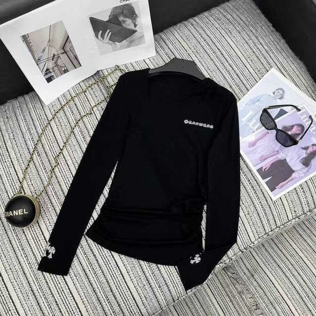 强烈推荐 25年早秋系列 克罗心新款烫钻字母长袖上衣 独特的领口设计 两色Sml .