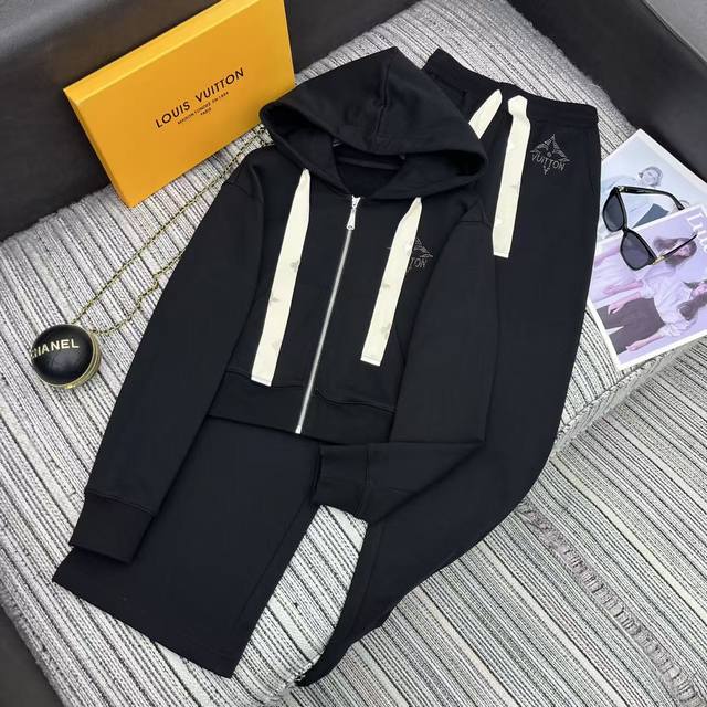 强烈推荐 25年早秋系列 Lou*新款连帽开衫卫衣外套搭配松紧腰直筒裤套装 烫钻Logo点缀 金属花瓣抽绳点缀 高端品质 黑灰2色Sml .