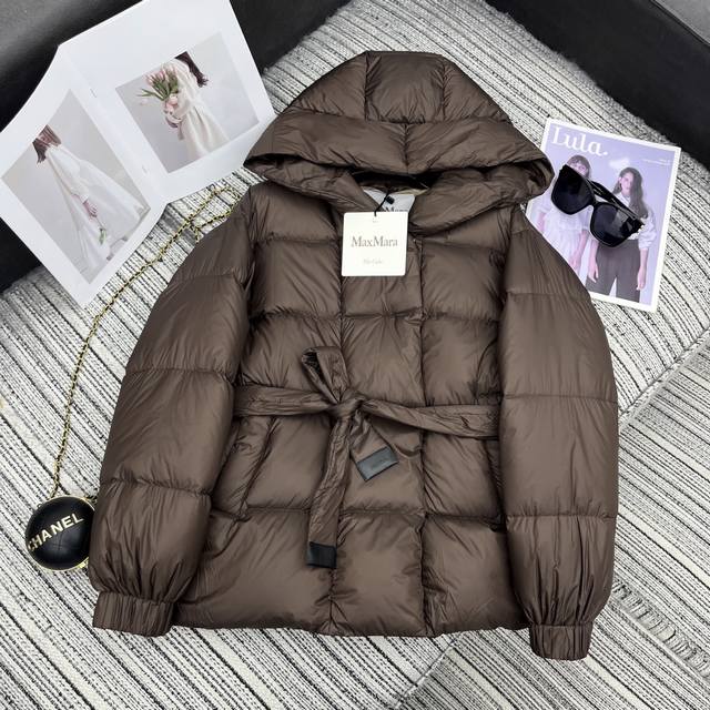 强烈推荐 25年早秋冬系列 Max*新款连帽浴袍款羽绒服外套 腰间系腰带设计 轻盈饱满 90白鹅绒填充 经典的袖标点缀 4色三码 跑量 .