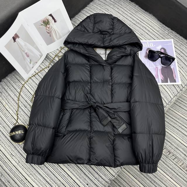 强烈推荐 25年早秋冬系列 Max*新款连帽浴袍款羽绒服外套 腰间系腰带设计 轻盈饱满 90白鹅绒填充 经典的袖标点缀 4色三码 跑量