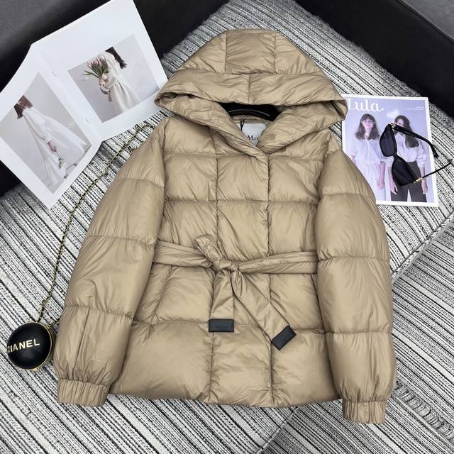 强烈推荐 25年早秋冬系列 Max*新款连帽浴袍款羽绒服外套 腰间系腰带设计 轻盈饱满 90白鹅绒填充 经典的袖标点缀 4色三码 跑量 .