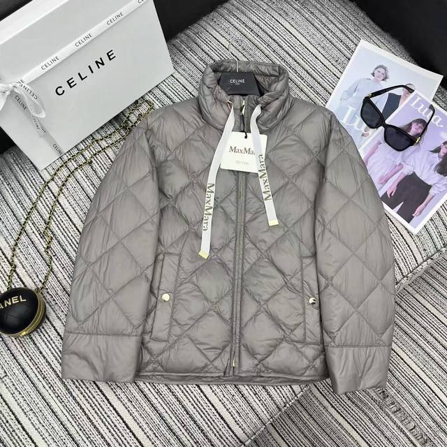强烈推荐 25年早秋冬系列 Max*新款菱格立领羽绒服外套 轻薄款 90白鹅绒填充 字母提花领绳设计 经典的袖标点缀 轻盈饱满Yb1:1定制 高端品质 三色三码