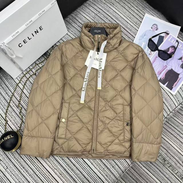 强烈推荐 25年早秋冬系列 Max*新款菱格立领羽绒服外套 轻薄款 90白鹅绒填充 字母提花领绳设计 经典的袖标点缀 轻盈饱满Yb1:1定制 高端品质 三色三码