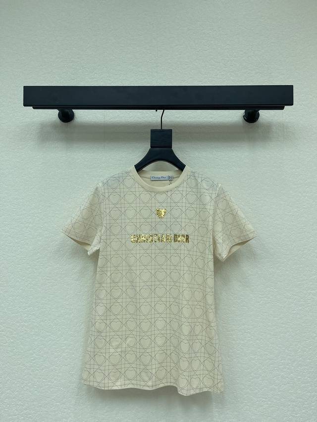 Dio*26早春新款圆领珠片短袖T恤。定制Yb斜纹全棉材质，透气舒适，质感十足，修身短袖T恤裁剪，凸显品牌格调，采用克重纯棉制成，略带有弹力，呈现显瘦视觉效果，