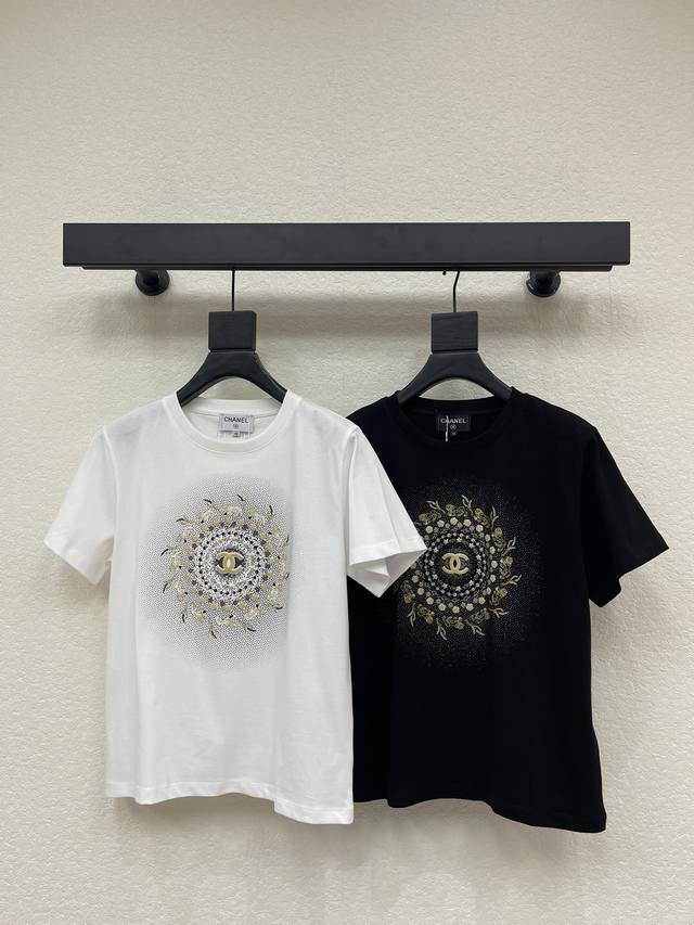 Chane*26早春新款圆领刺绣双C徽标短袖T恤。定制Yb斜纹全棉材质，柔软亲肤，舒适有型，常规短袖版型，大身居中以黄白黑为主色，由内圈向外圈，逐层勾勒流星山茶