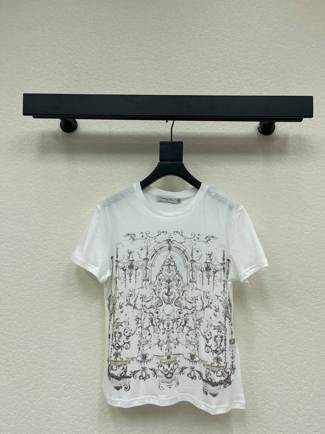 Dio*25新款古堡花卉幸运星图案短袖T恤 定制全棉材质，质感高级，柔软舒适 常规短袖T恤裁剪，呈现显瘦视觉效果 大身以大范围花朵枝叶门架建筑等元素装饰 配合后