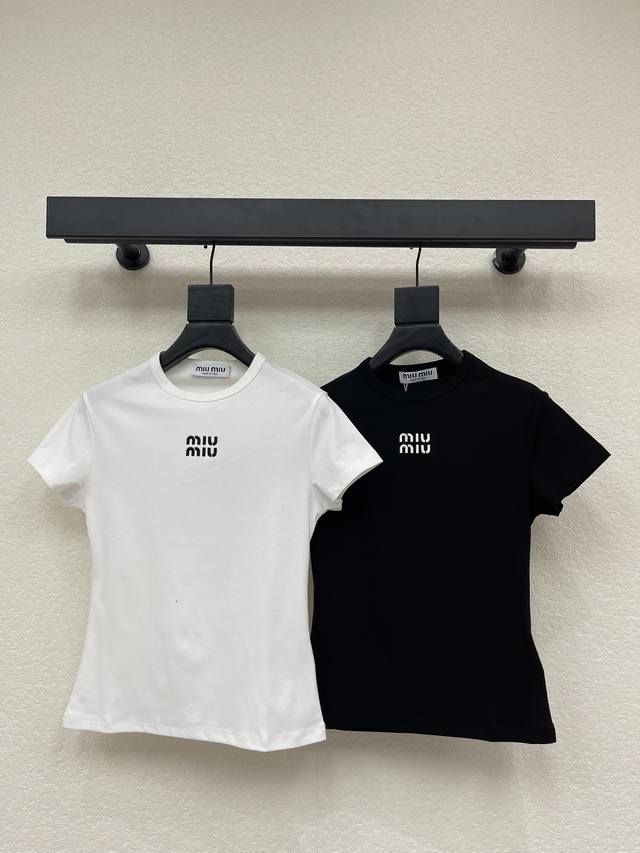 Miumi*26早春新款撞色刺绣Logo短袖T恤 采用棉质平纹针织面料制作 经典圆领短款版型 拉长身材比例 饰有品牌英文标识徽标刺绣图案 单穿内搭都很好看 四季