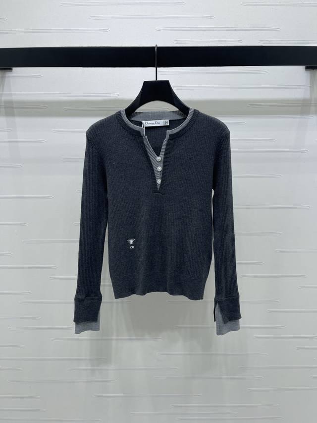 上新原单高端品质 Dio* 2025秋冬最新系列！撞色V领针织长袖上衣！定制羊毛纱线织造 质感高级 舒适柔软 通体大身素色为基础下摆经典Cd蜜蜂刺绣微标设计 撞