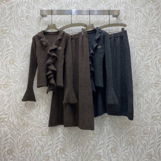 Di★ Fw 性感V领荷叶花边设计金属扣点缀上衣半裙套装 秋日氛围感穿搭首选，高级面料，颜色:图片2色，面料:羊毛混纺面料 Smlxl .