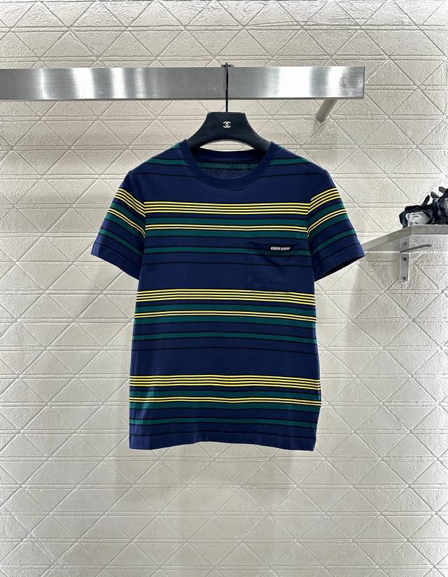 Miumi*2025新品上架 对格对条圆领 定制Yb进口棉府绸材质，质感细腻，穿搭舒适，短袖上衣裁剪，凸显品牌格调，材质带有弹力，呈现显瘦视觉效果，领口袖口以螺