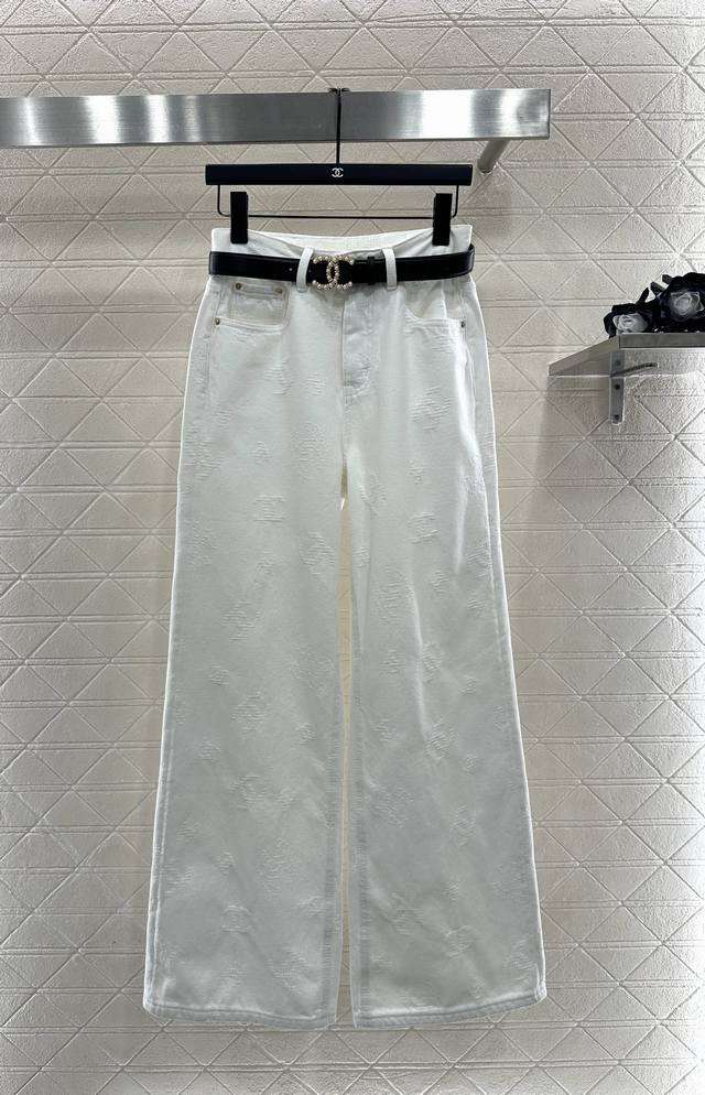 Chane*2025新品上架 腰带提花牛仔长裤 定制Yb斜纹棉牛仔材质，透气性佳，柔软亲肤。高腰阔腿直筒长裤剪裁，通体满铺凹凸磨毛双C提花，复古又时尚。配合腰间