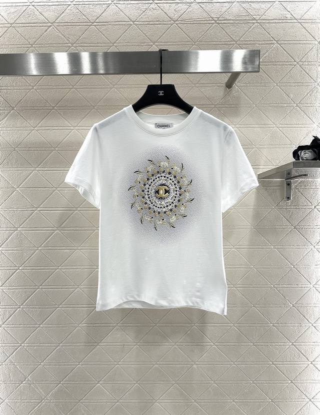 Chane*2025新品上架 圆领刺绣双C徽标 定制Yb斜纹全棉材质，柔软亲肤，舒适有型，常规短袖版型，大身居中以黄白黑为主色，由内圈向外圈，逐层勾勒流星山茶花