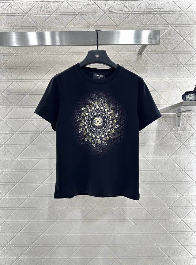 Chane*2025新品上架 圆领刺绣双C徽标 定制Yb斜纹全棉材质，柔软亲肤，舒适有型，常规短袖版型，大身居中以黄白黑为主色，由内圈向外圈，逐层勾勒流星山茶花