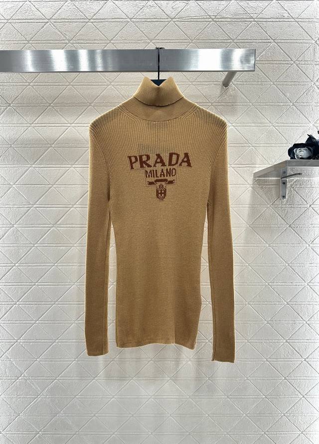Prad*2025新品上架 字母徽标针织高领毛衣 定制Yb羊毛纱线织造，密度细针织造，清晰毛感肌理，舒适亲肤，高领正肩剪裁，穿出慵懒松弛感，袖口衣摆螺纹收边，弹