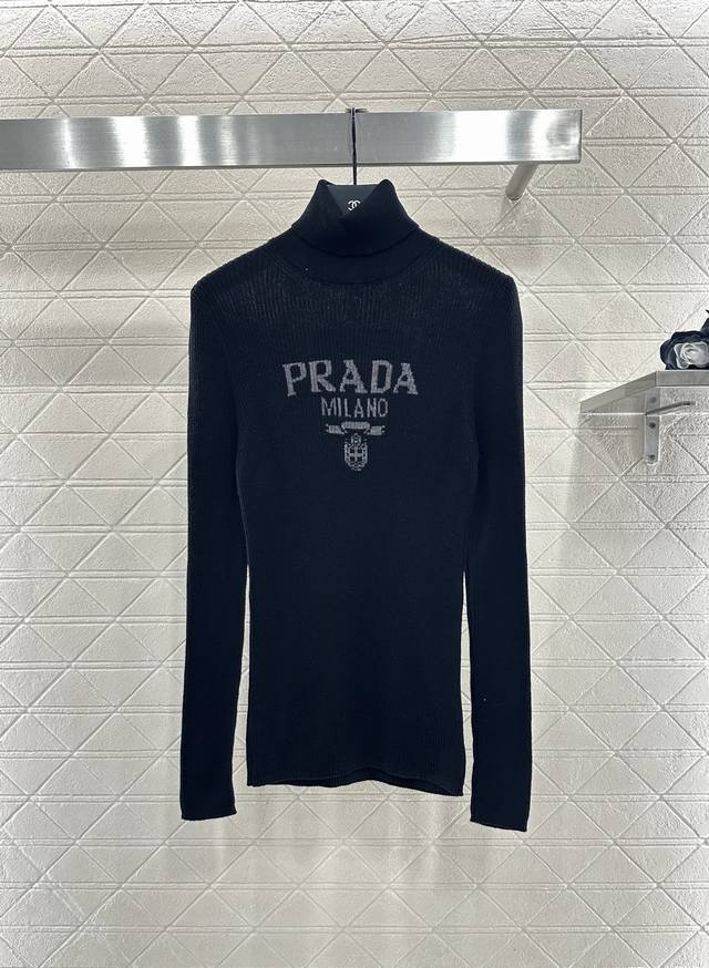 Prad*2025新品上架 字母徽标针织高领毛衣 定制Yb羊毛纱线织造，密度细针织造，清晰毛感肌理，舒适亲肤，高领正肩剪裁，穿出慵懒松弛感，袖口衣摆螺纹收边，弹