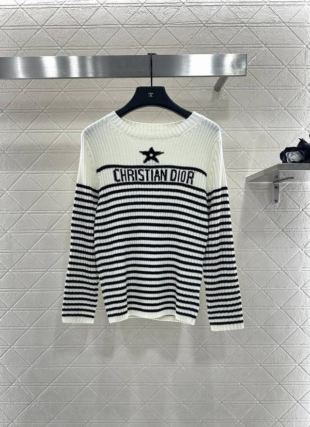 Dio*2025新品上架 圆领条纹针织套头毛衣 定制Yb羊毛纱线织造，质感高级，舒适柔软，圆领毛衣剪裁，密实针织御寒防风，常规的剪裁无需浮华装饰，胸前字母徽标五