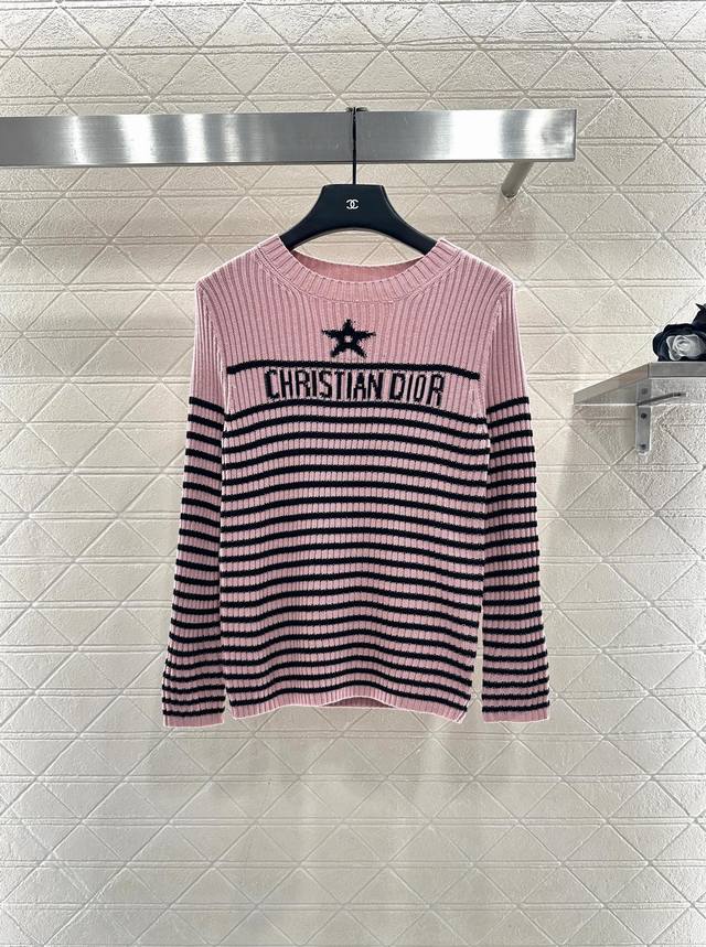 Dio*2025新品上架 圆领条纹针织套头毛衣 定制Yb羊毛纱线织造，质感高级，舒适柔软，圆领毛衣剪裁，密实针织御寒防风，常规的剪裁无需浮华装饰，胸前字母徽标五