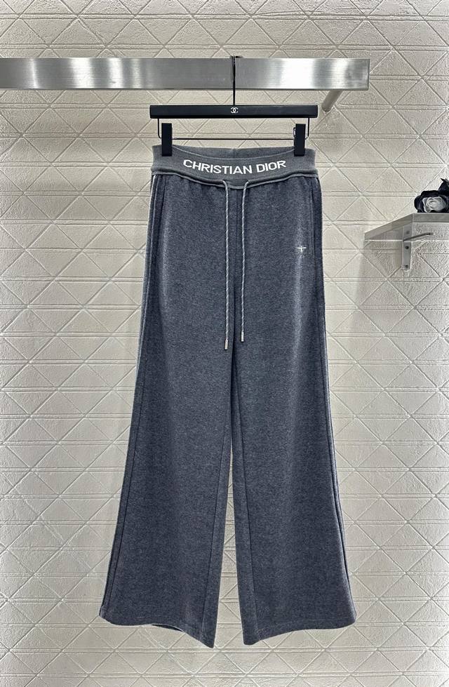 Dio*2025新品上架 高腰织带抽绳阔腿长裤 定制Yb进口人棉材质，面料柔软舒适，光泽细腻，高腰绞花纹抽绳阔腿长裤版型 ，利用立体裁剪，上身显瘦显腿长，风格松