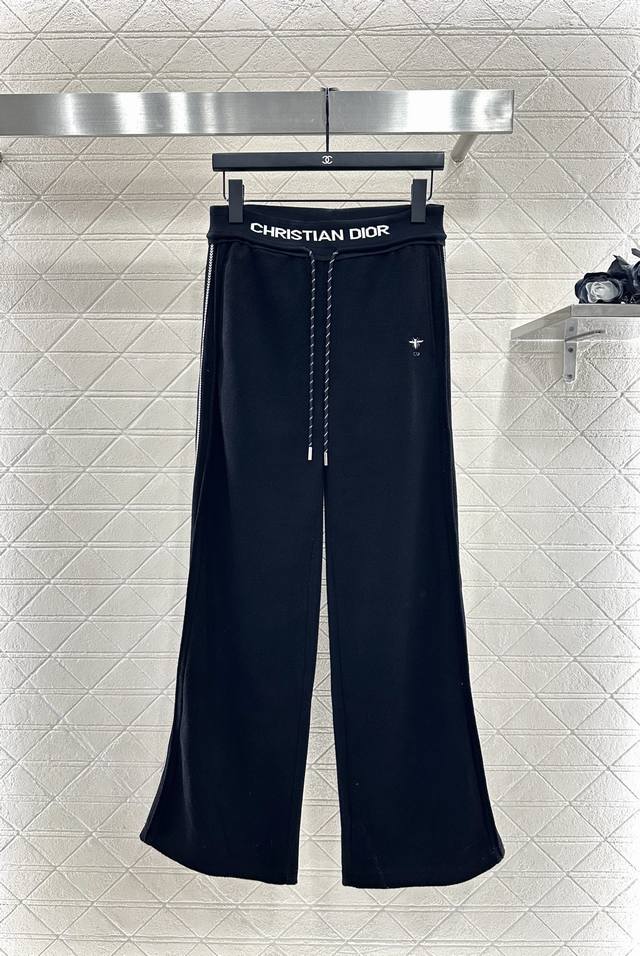 Dio*2025新品上架 高腰织带抽绳阔腿长裤 定制Yb进口人棉材质，面料柔软舒适，光泽细腻，高腰绞花纹抽绳阔腿长裤版型 ，利用立体裁剪，上身显瘦显腿长，风格松