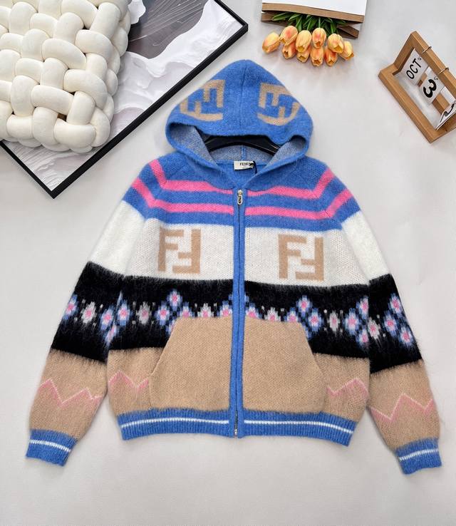 Fendi 25Fw双F毛毛针织外套..最新款火爆来袭！！超爱的这款 超级有气质！采用进口超细机织作 每个Logo的间距 立体感都保持和原版一模一样..颜色特别