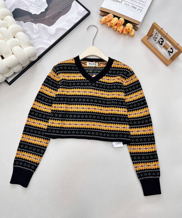 Miumiu25Fw秋冬新款费尔岛复古撞色提花短款针织毛衣丨独家Yb开发！高版出品！溯源苏格兰费尔岛传统针织工艺，毛衣以多层撞色提花呈现复古纹样，细碎花型如复古