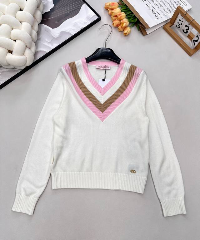 Valentino25Ss新款V领针织毛衣..华伦天奴专柜同步 这件太太太美了！复古风满满 减龄还得是她 实在是优秀的很！整件采用百分之100%羊毛面料 质地柔