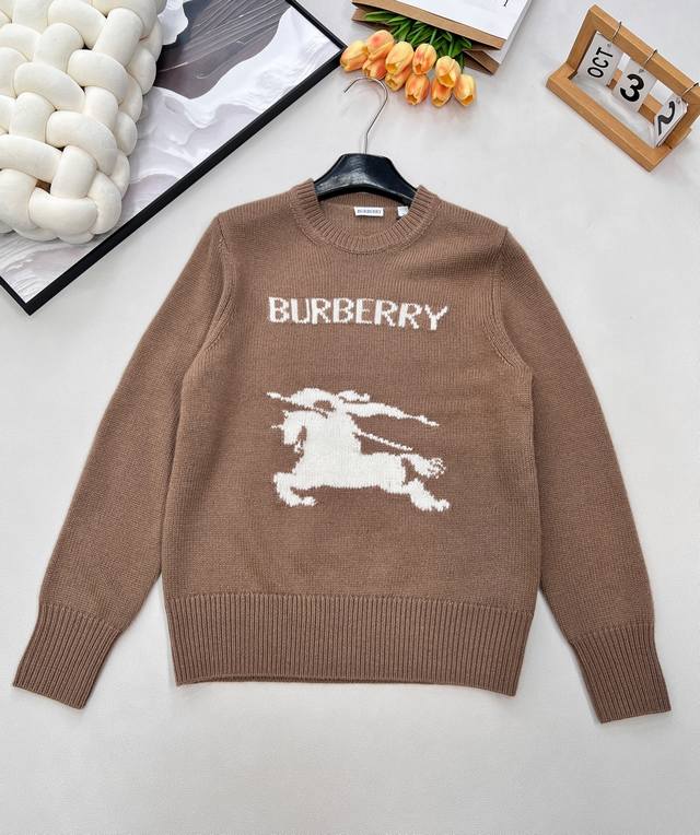 Burberry 字母战马徽标图案圆领羊毛毛衣， 原版10,490购入开发，胸前饰以战马Logo标志，以生动的正体字战马图案的名称。 这款针织衫采用纯羊毛面料打