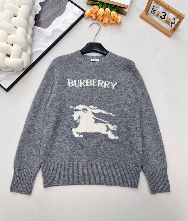 Burberry 字母战马徽标图案圆领羊毛毛衣， 原版10,490购入开发，胸前饰以战马Logo标志，以生动的正体字战马图案的名称。 这款针织衫采用纯羊毛面料打