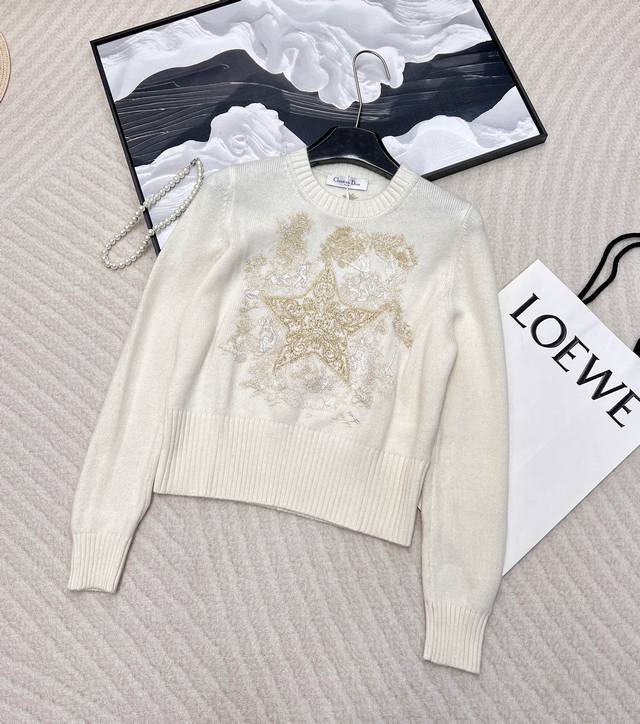 Dior 五角星金线刺绣针织上衣，原版纱线质感超赞，白富美必入高级单品！撞色字母Logo低调奢华，经典版型不挑人，气质优雅减龄少女风！ 撞色高级感 单穿内搭都好