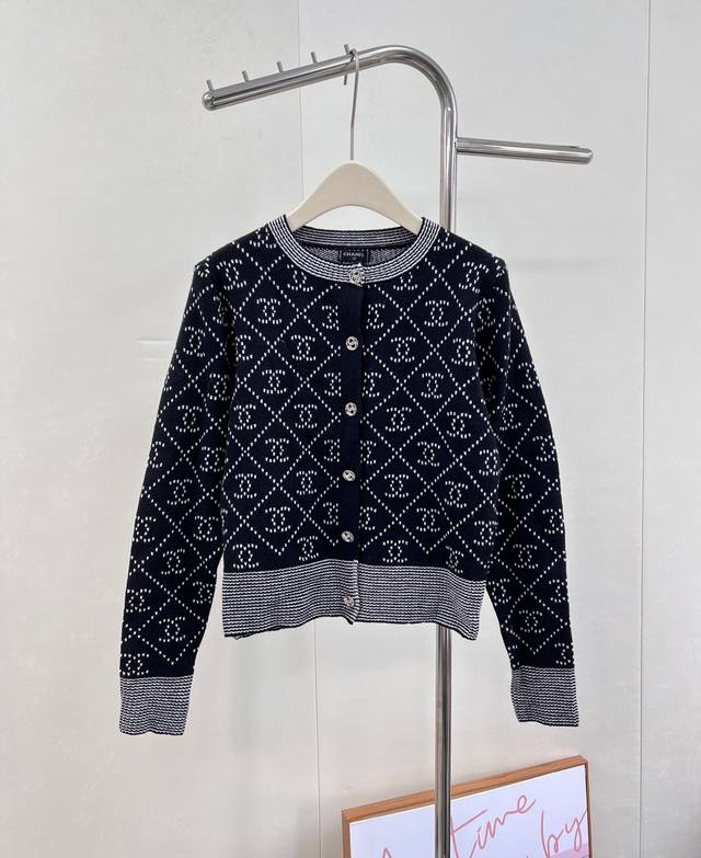 Chanel 25Fw新款系列开衫..这款开衫可以说是复古与典雅非它莫属了！最百搭显瘦的黑灰色 作为衣服主色调也只有小香家才能完美演绎女子秀外慧中翩若惊鸿的独特