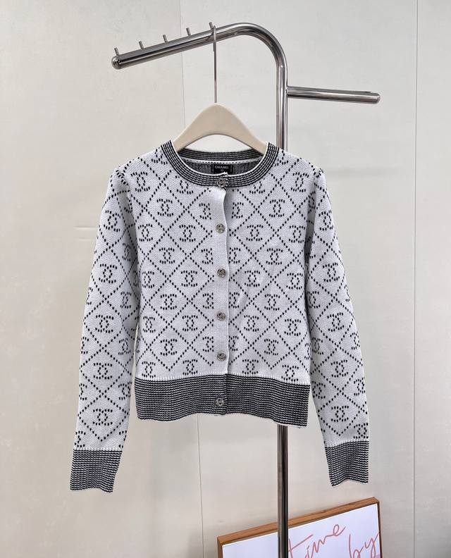 Chanel 25Fw新款系列开衫..这款开衫可以说是复古与典雅非它莫属了！最百搭显瘦的黑灰色 作为衣服主色调也只有小香家才能完美演绎女子秀外慧中翩若惊鸿的独特