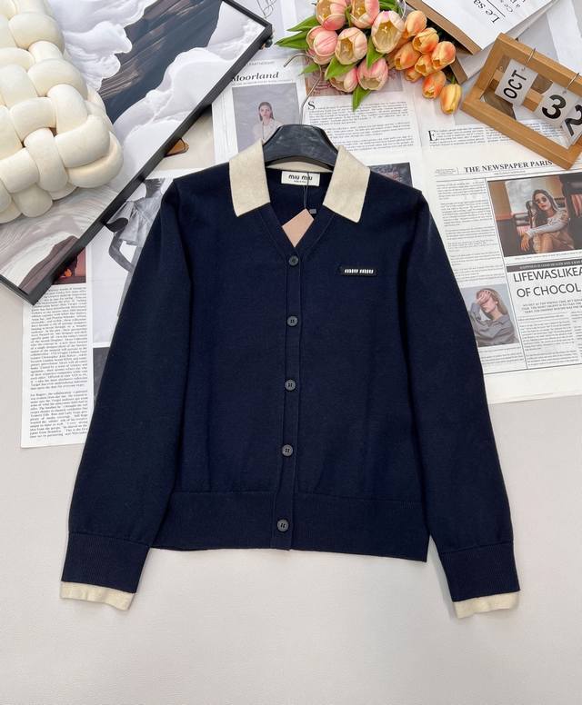 Miumiu 小标字母贴片拼色翻领V领针织开衫 定制拼色翻领点缀 时髦感很强的一款针织开衫 可单穿、做外套，很衬腰身比例 不显单调，单门襟纽扣设计 的 很好的划