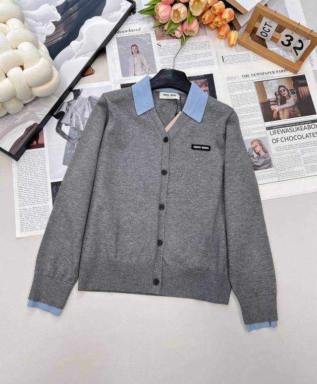 Miumiu 小标字母贴片拼色翻领V领针织开衫 定制拼色翻领点缀 时髦感很强的一款针织开衫 可单穿、做外套，很衬腰身比例 不显单调，单门襟纽扣设计 的 很好的划