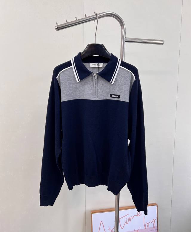 Miumiu2025新款字母贴片翻领针织长袖，定制Yb羊毛纱线织造 柔软舒适 洋气显瘦 翻领长袖上衣版型 半开襟拉链设计便利穿脱 胸前与躯干呈现撞色 领口包边条