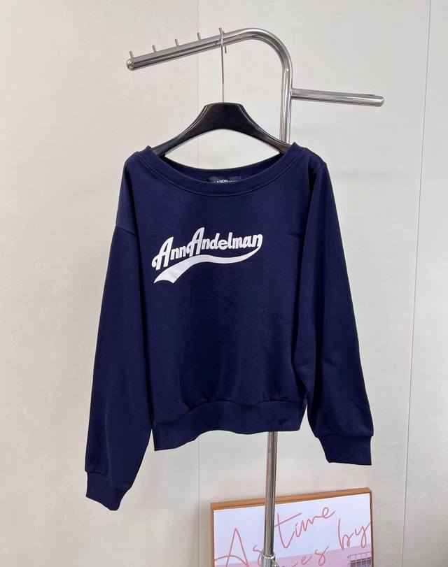 Ann早秋新款超多明星博主同款真的狠狠拿捏住时尚精髓！ 这款卫衣是宽松休闲版型，但是短款斜肩设计，穿上瞬间拥有慵懒氛围感。恰到好处的短，不仅拉高身材比例，还能展