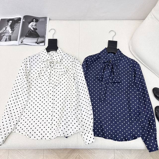独家首发 Slp30Ss 早秋最新款复古波点飘带真丝衬衫 百分百真丝面料 垂坠感很好 复古小波点印花图案 搭配飘带设计 时髦凹造型～ 经典的版型设计完全不挑身材