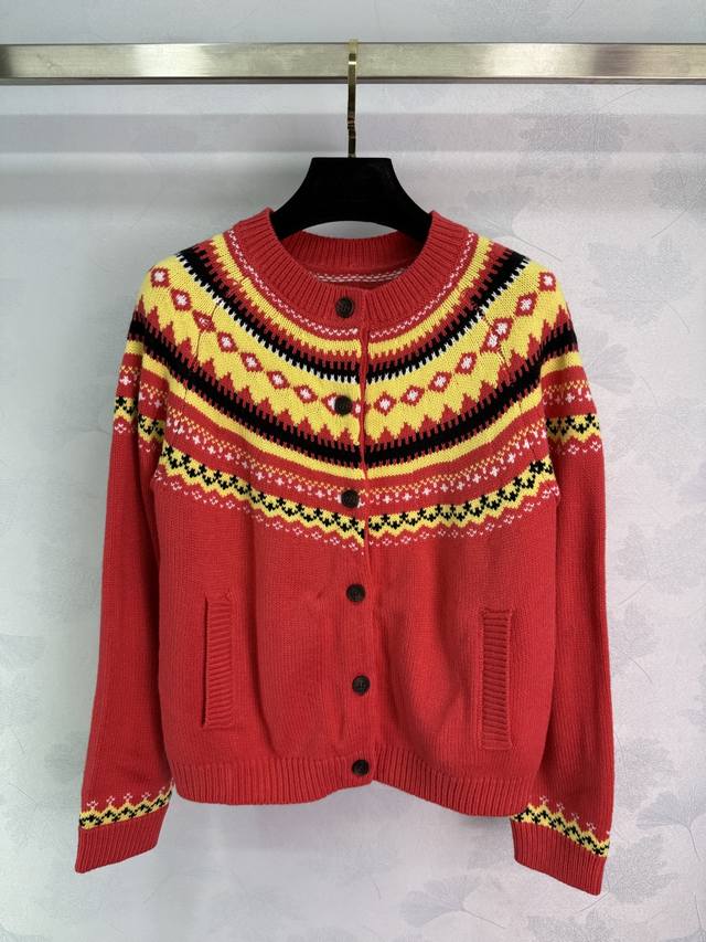 Miumi*2025秋冬新款重工钩花圆领开衫！定制羊毛纱线织造 质感高级 舒适柔软 圆领长袖针织开衫 领口袖口螺纹包边与衣摆相呼应 环脖点缀费尔岛北欧风格的钩花