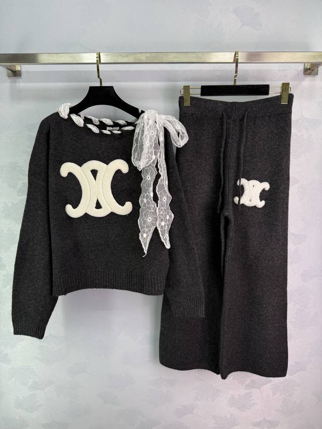 Ce*2025秋冬新款针织套头上衣长裤套装！定制羊毛纱线织造 针织羊毛材质 柔软细腻 高弹舒适 一字平口阔领落肩针织廓形上衣剪裁 通体素色打底领口蕾丝穿带 茧形