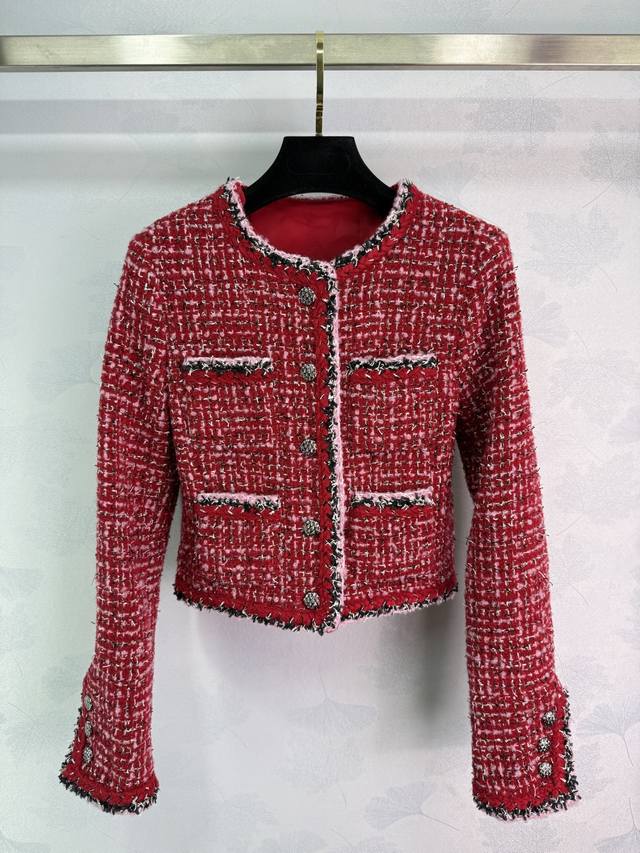 Chane*2025秋冬新款圆领编织洋装半裙套装 定制Yb进口粗纺羊毛呢材质 质感高级 品相十足 圆领洋装外套版型 垫肩设计贴合人体 更显身姿纤细挺拔 大身领口