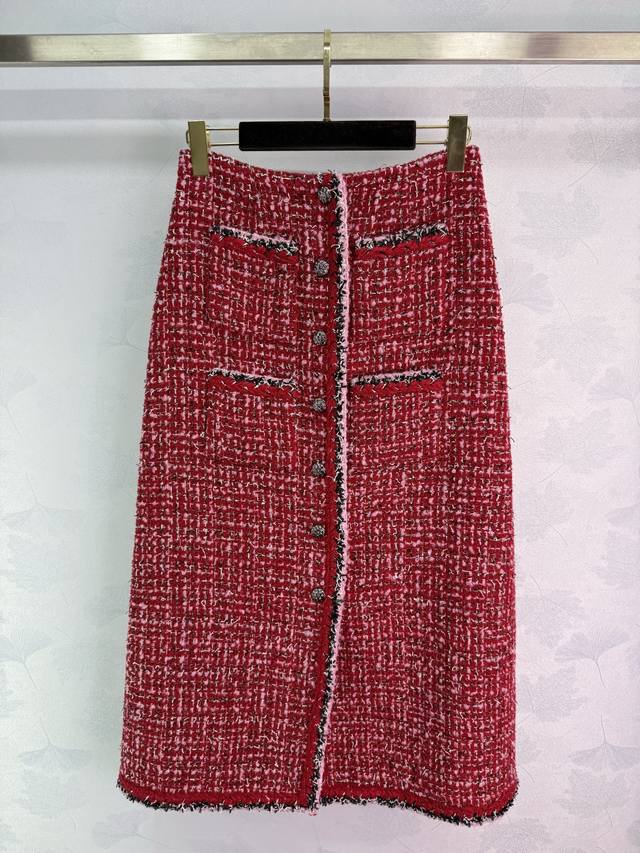 Chane*2025秋冬新款圆领编织洋装半裙套装 定制Yb进口粗纺羊毛呢材质 质感高级 品相十足 圆领洋装外套版型 垫肩设计贴合人体 更显身姿纤细挺拔 大身领口