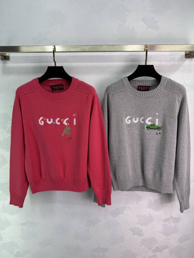 Gu*25秋冬新款针织毛衣 可爱的插画刺绣设计插肩长袖款 螺纹滚边 纯羊毛面料 舒适保暖 胸前是英国艺术家设计的小熊和小汽车刺绣图案 超级萌 秋冬日常穿搭！2色