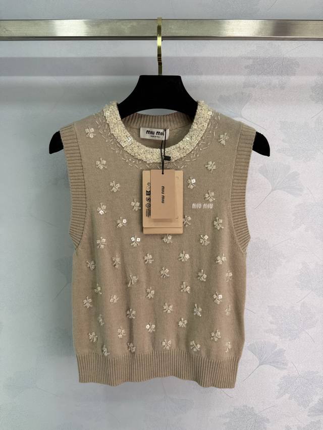 Miumi*2025早秋新款钉珠碎花针织背心 定制Yb羊毛纱线织造 质感细腻 柔软舒适 圆领针织背心剪裁 领口袖口螺旋纹包边 细致柔软 大身环绕脖子以钉珠点缀
